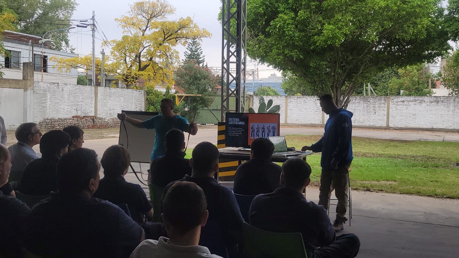 Capacitación en trabajo en altura con arneses — Iron Tower forma operarios en Argentina