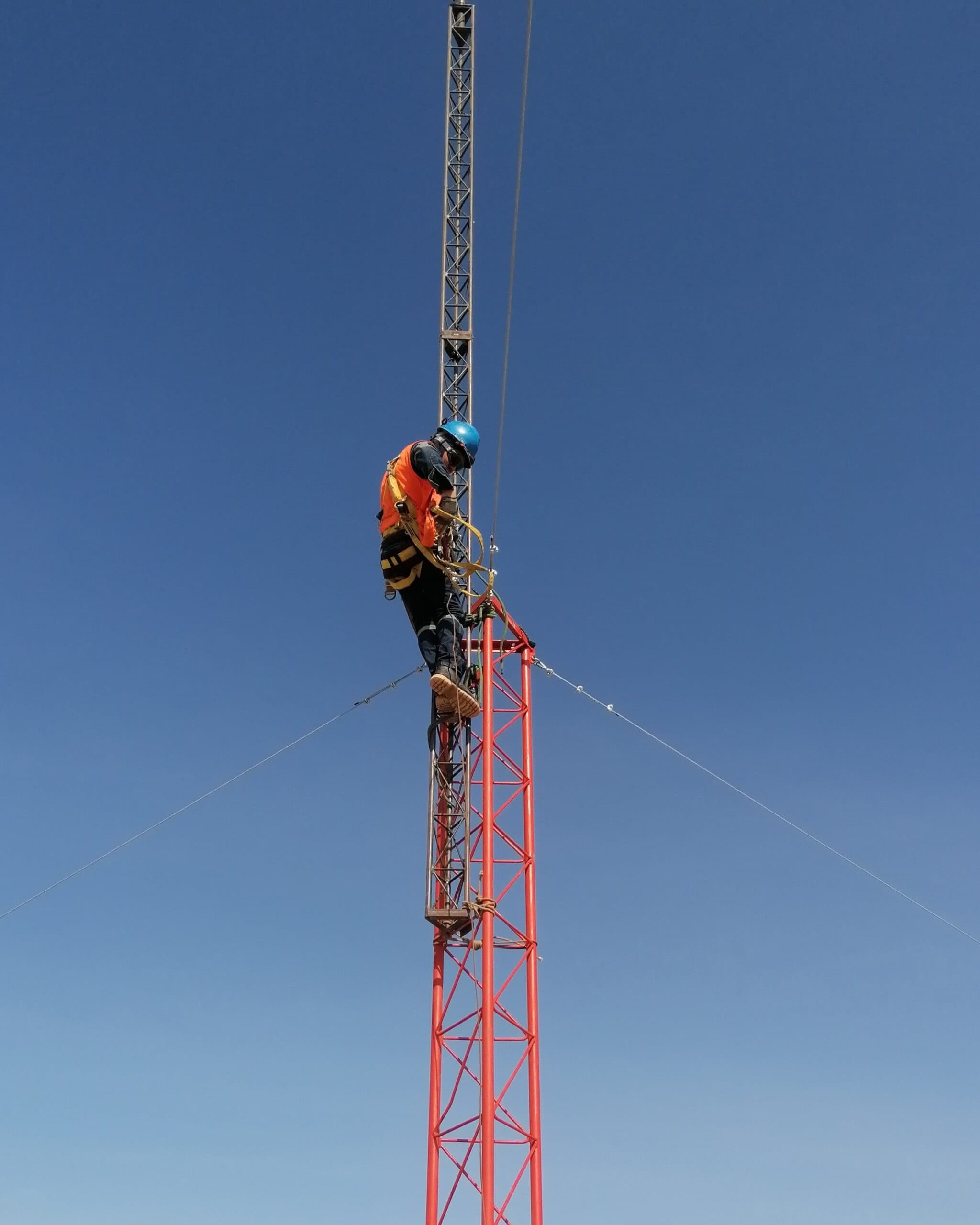 Técnico certificado IRATA en montaje de torre de telecomunicaciones — Iron Tower Argentina