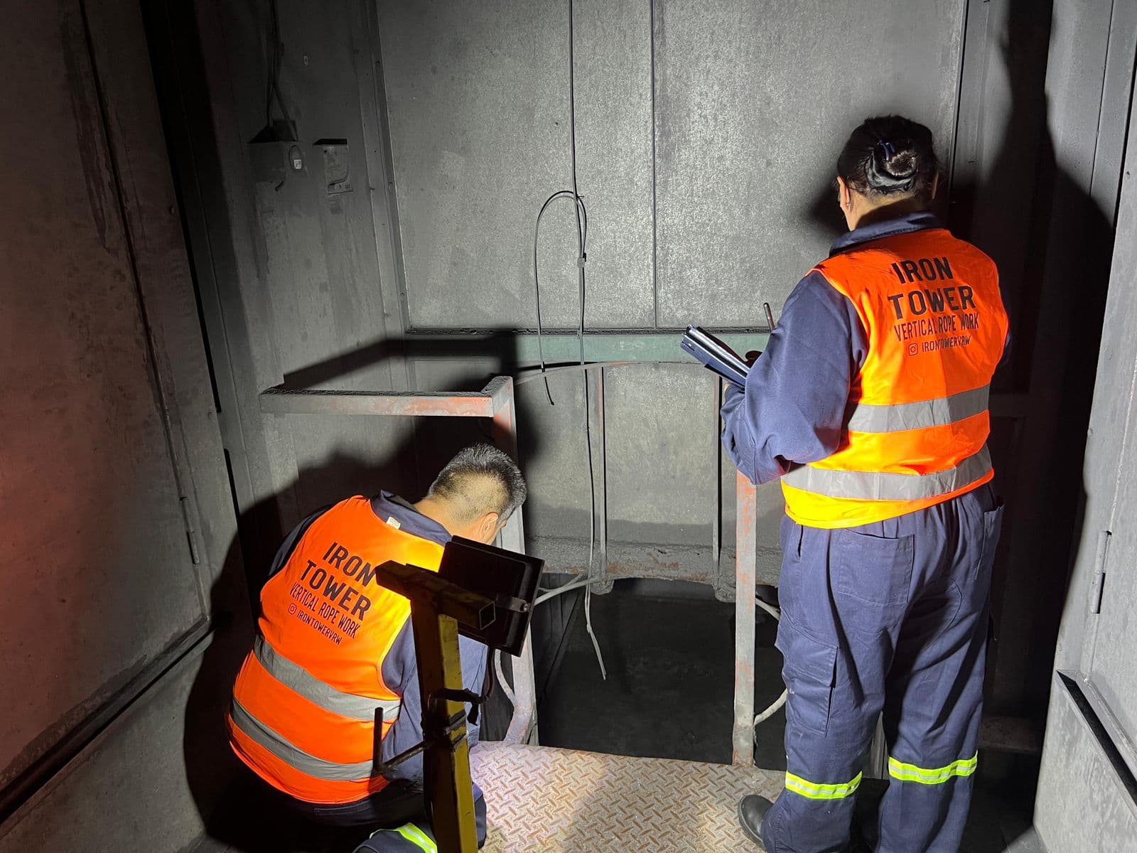 Técnico IRATA en operación de rescate en altura y espacio confinado — Iron Tower Argentina