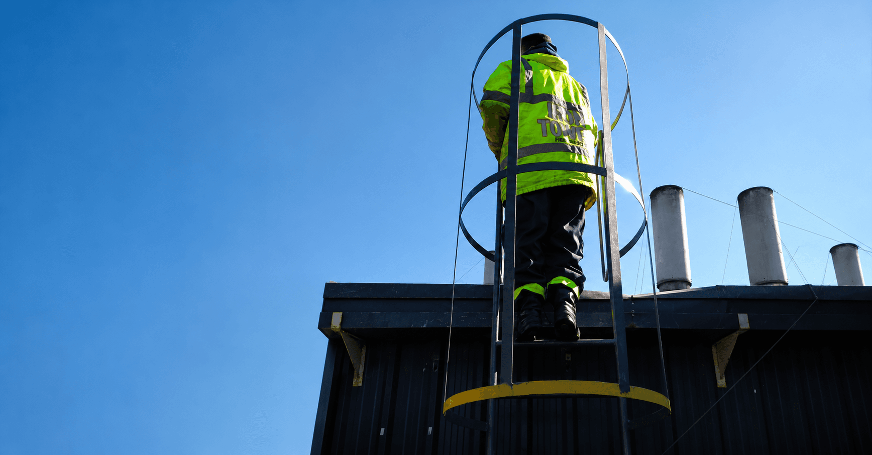 ¿Por qué es importante realizar controles periódicos en chimeneas industriales?